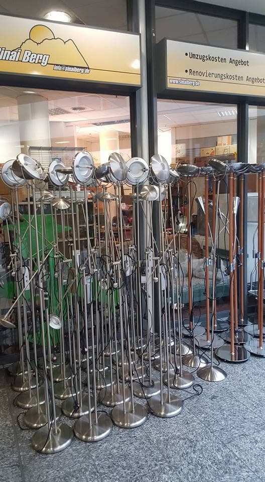Es sind 40 Stehlampen in unserem Sozialmarkt vorhanden.